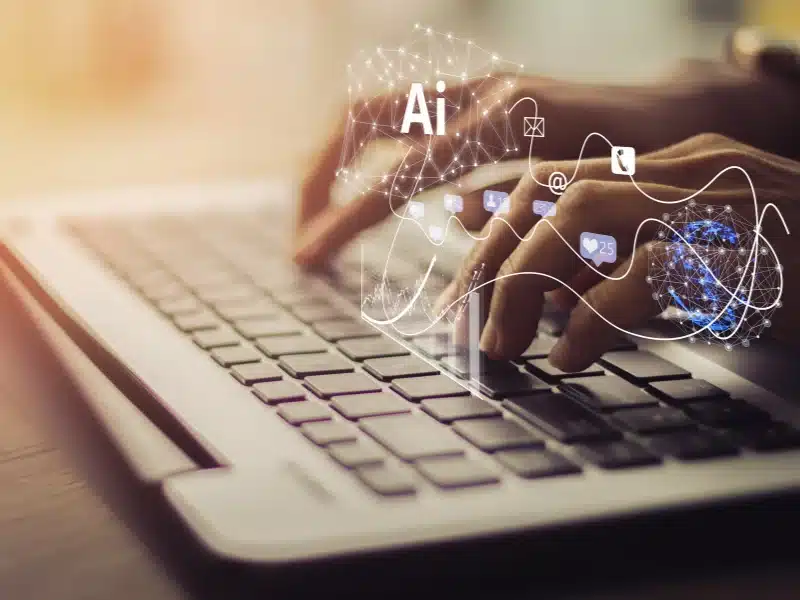 Webloa_Blog_IA_Referencement_Naturel Une personne en train de rédiger un article de blog en se servant de l'IA